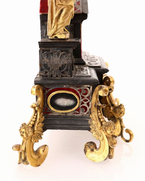 Giovanni Francesco Susini (bottega di) : Crocifisso da altare in bronzo dorato, rame argentato e legno ebanizzato  - Asta Antiquariato - Mobili, Sculture e Oggetti d'Arte - Associazione Nazionale - Case d'Asta italiane