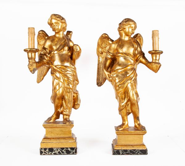 Coppia di angeli reggicero in legno dorato, XVIII secolo  - Asta Antiquariato - Mobili, Sculture e Oggetti d'Arte - Associazione Nazionale - Case d'Asta italiane