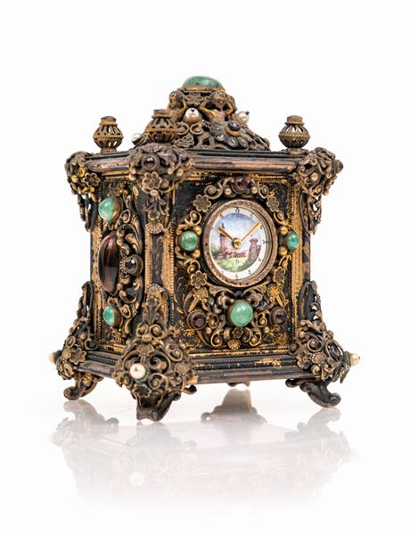 Cappuccina in metallo dorato con gemme verdi e perline  - Asta Antiquariato - Mobili, Sculture e Oggetti d'Arte - Associazione Nazionale - Case d'Asta italiane