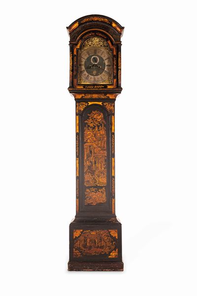 Orologio a torre in legno laccato nero decorato a chinoiséries dorate, Inghilterra, fine del XVIII secolo  - Asta Antiquariato - Mobili, Sculture e Oggetti d'Arte - Associazione Nazionale - Case d'Asta italiane