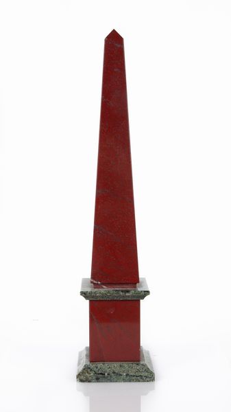 Grande obelisco in marmo rosso antico e verde  - Asta Antiquariato - Mobili, Sculture e Oggetti d'Arte - Associazione Nazionale - Case d'Asta italiane