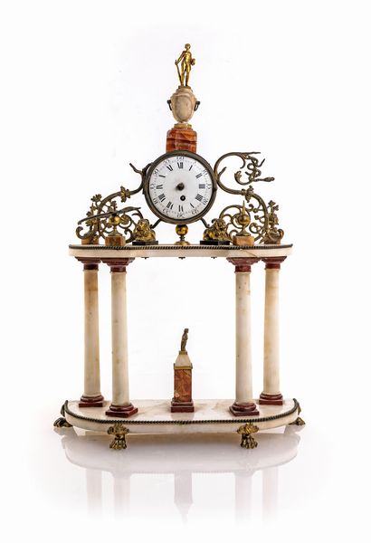 Piccolo orologio da camino in marmo bianco, XIX secolo  - Asta Antiquariato - Mobili, Sculture e Oggetti d'Arte - Associazione Nazionale - Case d'Asta italiane