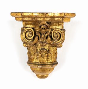 Coppia di mensole in legno intagliato e dorato a forma di capitello, XIX secolo  - Asta Antiquariato - Mobili, Sculture e Oggetti d'Arte - Associazione Nazionale - Case d'Asta italiane