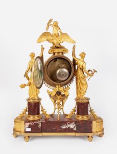 Orologio da camino Luigi XVI in bronzo dorato e marmo rouge griotte, Francia, fine del XVIII secolo  - Asta Antiquariato - Mobili, Sculture e Oggetti d'Arte - Associazione Nazionale - Case d'Asta italiane