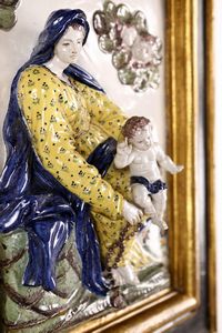 Altorilievo in maiolica policroma raffigurante Madonna del Rosario col Bambino, Ginori, manifattura di Doccia, prima metà del XVIII secolo  - Asta Antiquariato - Mobili, Sculture e Oggetti d'Arte - Associazione Nazionale - Case d'Asta italiane