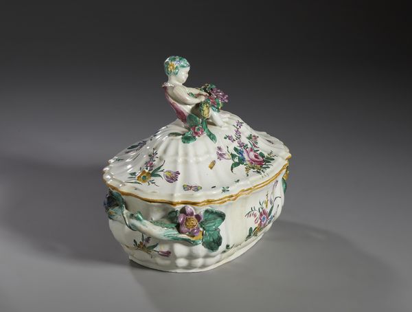 MANIFATTURA DEL XIX SECOLO : Zuppiera in maiolica policroma con corpo costolato decorato a mazzetti di fiori e tralci fogliati, coperchio con presa in forma di putto con cesto di fiori  - Asta Asta 423 | ARTE ANTICA E DEL XIX SECOLO Online - Associazione Nazionale - Case d'Asta italiane