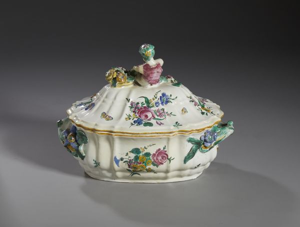 MANIFATTURA DEL XIX SECOLO : Zuppiera in maiolica policroma con corpo costolato decorato a mazzetti di fiori e tralci fogliati, coperchio con presa in forma di putto con cesto di fiori  - Asta Asta 423 | ARTE ANTICA E DEL XIX SECOLO Online - Associazione Nazionale - Case d'Asta italiane