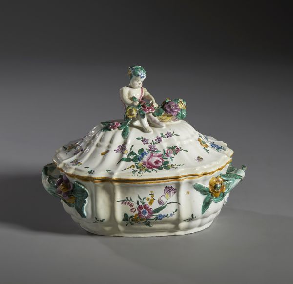 MANIFATTURA DEL XIX SECOLO : Zuppiera in maiolica policroma con corpo costolato decorato a mazzetti di fiori e tralci fogliati, coperchio con presa in forma di putto con cesto di fiori  - Asta Asta 423 | ARTE ANTICA E DEL XIX SECOLO Online - Associazione Nazionale - Case d'Asta italiane