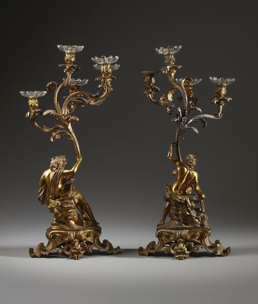 MANIFATTURA DEL XIX SECOLO : Coppia di candelieri a cinque luci in bronzo dorato in forma di figure allegoriche che sorreggono la base di un fiore  - Asta Asta 423 | ARTE ANTICA E DEL XIX SECOLO Online - Associazione Nazionale - Case d'Asta italiane