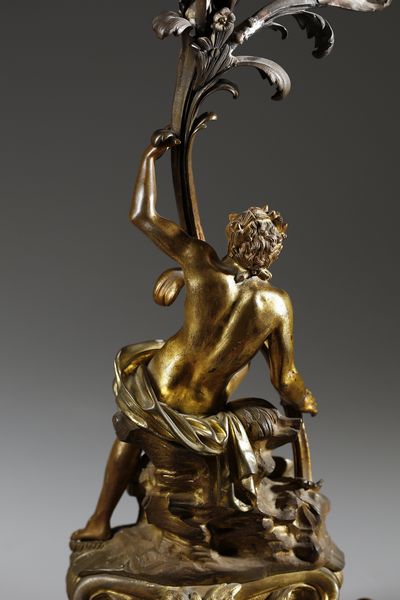 MANIFATTURA DEL XIX SECOLO : Coppia di candelieri a cinque luci in bronzo dorato in forma di figure allegoriche che sorreggono la base di un fiore  - Asta Asta 423 | ARTE ANTICA E DEL XIX SECOLO Online - Associazione Nazionale - Case d'Asta italiane