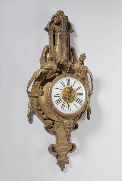 MANIFATTURA FRANCESE DEL XIX SECOLO : Orologio da parete in bronzo dorato sormontato da figure di grifi, quadrante in ceramica con numerazione romana  - Asta Asta 423 | ARTE ANTICA E DEL XIX SECOLO Online - Associazione Nazionale - Case d'Asta italiane