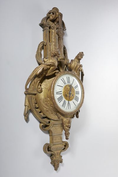 MANIFATTURA FRANCESE DEL XIX SECOLO : Orologio da parete in bronzo dorato sormontato da figure di grifi, quadrante in ceramica con numerazione romana  - Asta Asta 423 | ARTE ANTICA E DEL XIX SECOLO Online - Associazione Nazionale - Case d'Asta italiane