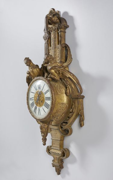 MANIFATTURA FRANCESE DEL XIX SECOLO : Orologio da parete in bronzo dorato sormontato da figure di grifi, quadrante in ceramica con numerazione romana  - Asta Asta 423 | ARTE ANTICA E DEL XIX SECOLO Online - Associazione Nazionale - Case d'Asta italiane