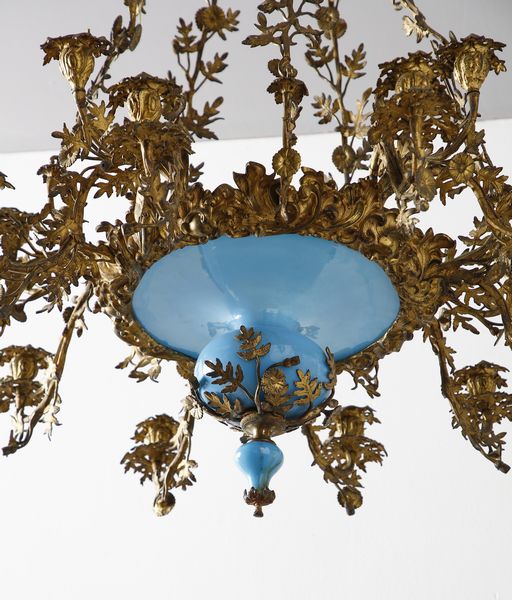 MANIFATTURA FRANCESE DELLA FINE DEL XIX SECOLO : Lampadario in bronzo dorato e vetro opaline, con struttura e fiamme in forma di rami fogliati e fioriti ed elementi fitomorfi  - Asta Asta 423 | ARTE ANTICA E DEL XIX SECOLO Online - Associazione Nazionale - Case d'Asta italiane