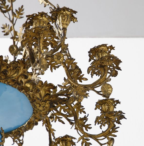 MANIFATTURA FRANCESE DELLA FINE DEL XIX SECOLO : Lampadario in bronzo dorato e vetro opaline, con struttura e fiamme in forma di rami fogliati e fioriti ed elementi fitomorfi  - Asta Asta 423 | ARTE ANTICA E DEL XIX SECOLO Online - Associazione Nazionale - Case d'Asta italiane