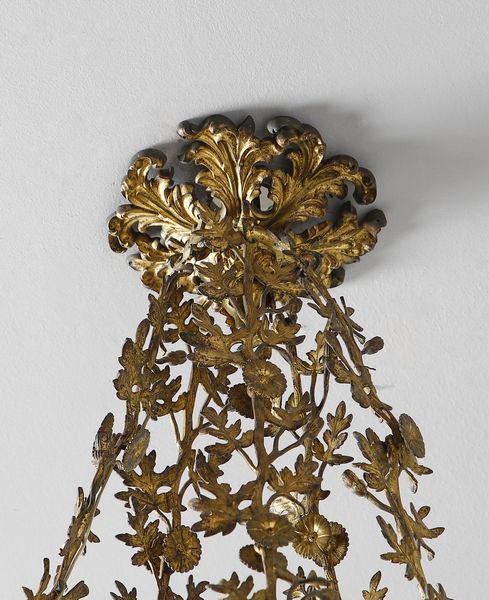 MANIFATTURA FRANCESE DELLA FINE DEL XIX SECOLO : Lampadario in bronzo dorato e vetro opaline, con struttura e fiamme in forma di rami fogliati e fioriti ed elementi fitomorfi  - Asta Asta 423 | ARTE ANTICA E DEL XIX SECOLO Online - Associazione Nazionale - Case d'Asta italiane