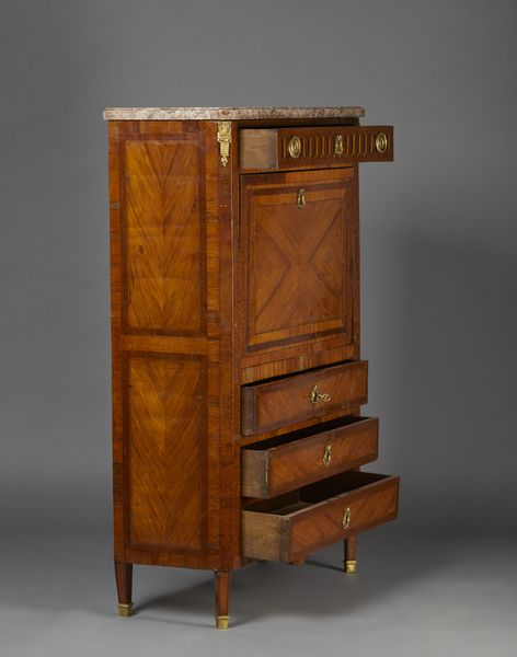 MANIFATTURA FRANCESE DEL XVIII-XIX SECOLO : Secretaire lastronato in bois de rose, cassetto sotto al piano in marmo e tre cassetti alla base, calatoia con piano in pelle celante sette cassetti e vano, applicazioni e boccachiavi in bronzo dorato  - Asta Asta 423 | ARTE ANTICA E DEL XIX SECOLO Online - Associazione Nazionale - Case d'Asta italiane