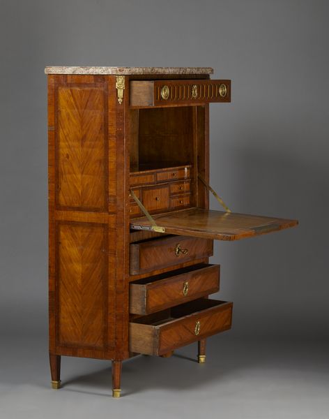 MANIFATTURA FRANCESE DEL XVIII-XIX SECOLO : Secretaire lastronato in bois de rose, cassetto sotto al piano in marmo e tre cassetti alla base, calatoia con piano in pelle celante sette cassetti e vano, applicazioni e boccachiavi in bronzo dorato  - Asta Asta 423 | ARTE ANTICA E DEL XIX SECOLO Online - Associazione Nazionale - Case d'Asta italiane