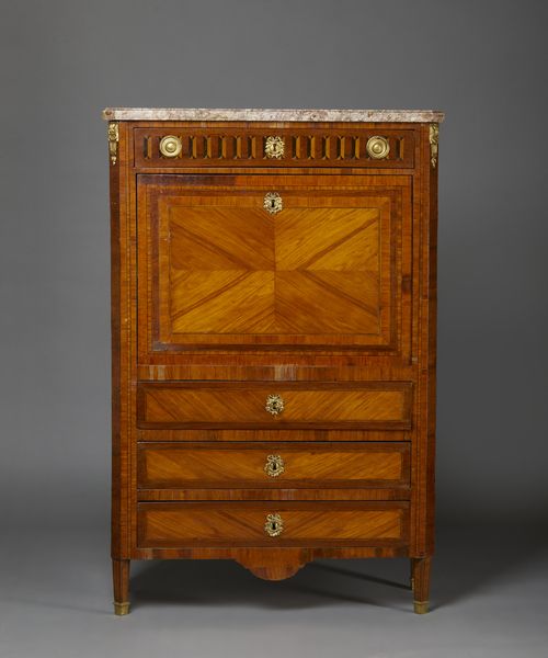 MANIFATTURA FRANCESE DEL XVIII-XIX SECOLO : Secretaire lastronato in bois de rose, cassetto sotto al piano in marmo e tre cassetti alla base, calatoia con piano in pelle celante sette cassetti e vano, applicazioni e boccachiavi in bronzo dorato  - Asta Asta 423 | ARTE ANTICA E DEL XIX SECOLO Online - Associazione Nazionale - Case d'Asta italiane