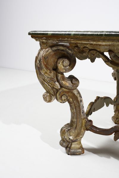 MANIFATTURA DEL XIX SECOLO : Tavolo basso in legno intagliato, parzialmente dorato e decorato a volute, gambe unite da traverse di forma mossa, piano rettangolare dipinto a finto marmo  - Asta Asta 423 | ARTE ANTICA E DEL XIX SECOLO Online - Associazione Nazionale - Case d'Asta italiane