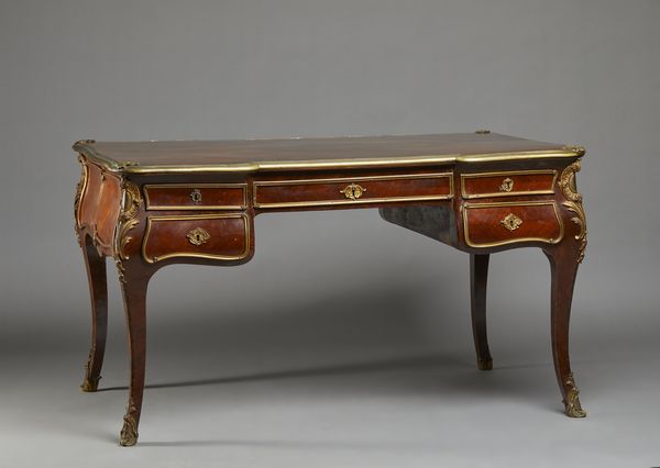 MANIFATTURA FRANCESE DEL XIX-XX SECOLO : Scrivania diplomatica Napoleone III lastronata in mogano e legno violetto, con fronte a cinque cassetti e piano profilati in bronzo dorato, gambe arcuate con applicazioni in bronzo dorato  - Asta Asta 423 | ARTE ANTICA E DEL XIX SECOLO Online - Associazione Nazionale - Case d'Asta italiane