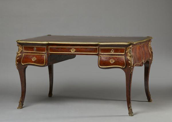 MANIFATTURA FRANCESE DEL XIX-XX SECOLO : Scrivania diplomatica Napoleone III lastronata in mogano e legno violetto, con fronte a cinque cassetti e piano profilati in bronzo dorato, gambe arcuate con applicazioni in bronzo dorato  - Asta Asta 423 | ARTE ANTICA E DEL XIX SECOLO Online - Associazione Nazionale - Case d'Asta italiane