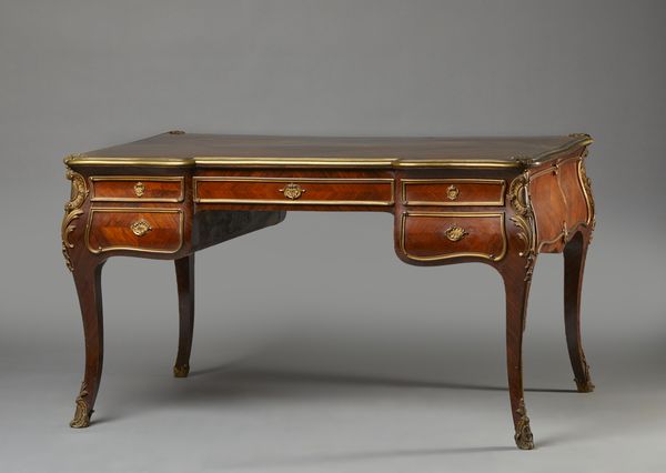 MANIFATTURA FRANCESE DEL XIX-XX SECOLO : Scrivania diplomatica Napoleone III lastronata in mogano e legno violetto, con fronte a cinque cassetti e piano profilati in bronzo dorato, gambe arcuate con applicazioni in bronzo dorato  - Asta Asta 423 | ARTE ANTICA E DEL XIX SECOLO Online - Associazione Nazionale - Case d'Asta italiane