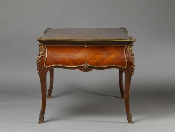 MANIFATTURA FRANCESE DEL XIX-XX SECOLO : Scrivania diplomatica Napoleone III lastronata in mogano e legno violetto, con fronte a cinque cassetti e piano profilati in bronzo dorato, gambe arcuate con applicazioni in bronzo dorato  - Asta Asta 423 | ARTE ANTICA E DEL XIX SECOLO Online - Associazione Nazionale - Case d'Asta italiane