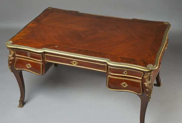 MANIFATTURA FRANCESE DEL XIX-XX SECOLO : Scrivania diplomatica Napoleone III lastronata in mogano e legno violetto, con fronte a cinque cassetti e piano profilati in bronzo dorato, gambe arcuate con applicazioni in bronzo dorato  - Asta Asta 423 | ARTE ANTICA E DEL XIX SECOLO Online - Associazione Nazionale - Case d'Asta italiane