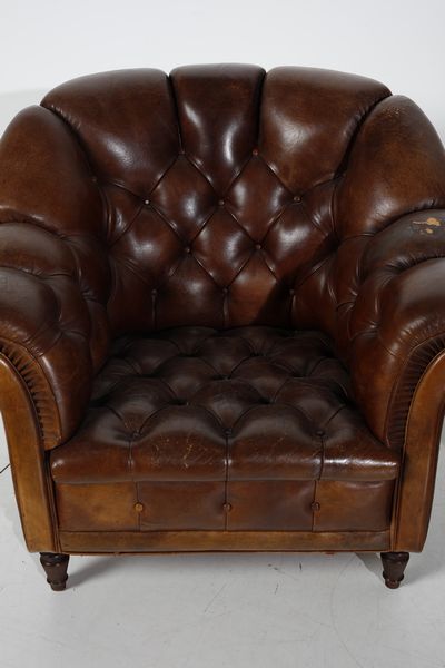 MANIFATTURA DEL XX SECOLO : Coppia di poltrone stile Chesterfield  - Asta Asta 423 | ARTE ANTICA E DEL XIX SECOLO Online - Associazione Nazionale - Case d'Asta italiane