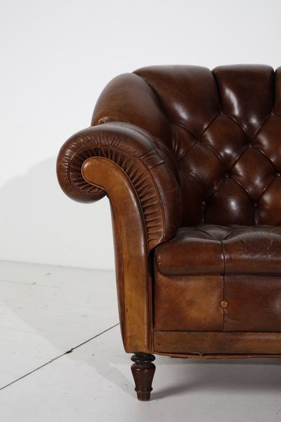 MANIFATTURA DEL XX SECOLO : Coppia di poltrone stile Chesterfield  - Asta Asta 423 | ARTE ANTICA E DEL XIX SECOLO Online - Associazione Nazionale - Case d'Asta italiane