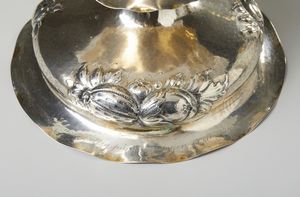 ARGENTIERE SVEDESE DEL XX SECOLO : Coppia di candelieri a tre fiamme in argento sbalzato e cesellato a decorazioni vegetali, con fusto tortile poggiante su base circolare  - Asta Asta 423 | ARTE ANTICA E DEL XIX SECOLO Online - Associazione Nazionale - Case d'Asta italiane