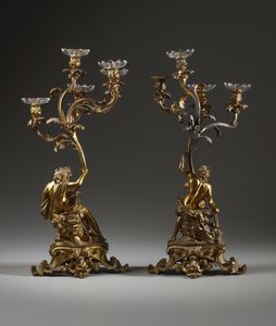 MANIFATTURA DEL XIX SECOLO : Coppia di candelieri a cinque luci in bronzo dorato in forma di figure allegoriche che sorreggono la base di un fiore  - Asta Asta 423 | ARTE ANTICA E DEL XIX SECOLO Online - Associazione Nazionale - Case d'Asta italiane