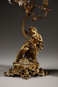 MANIFATTURA DEL XIX SECOLO : Coppia di candelieri a cinque luci in bronzo dorato in forma di figure allegoriche che sorreggono la base di un fiore  - Asta Asta 423 | ARTE ANTICA E DEL XIX SECOLO Online - Associazione Nazionale - Case d'Asta italiane