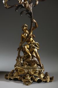 MANIFATTURA DEL XIX SECOLO : Coppia di candelieri a cinque luci in bronzo dorato in forma di figure allegoriche che sorreggono la base di un fiore  - Asta Asta 423 | ARTE ANTICA E DEL XIX SECOLO Online - Associazione Nazionale - Case d'Asta italiane