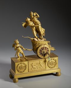 MANIFATTURA FRANCESE DEL XIX SECOLO - Pendola da tavolo in bronzo dorato con Amore e Psiche su un cocchio trainato da un putto, su base decorata a rilievo con festoni, canestre di fiori e scena mitologica