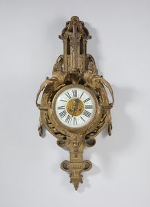 MANIFATTURA FRANCESE DEL XIX SECOLO - Orologio da parete in bronzo dorato sormontato da figure di grifi, quadrante in ceramica con numerazione romana