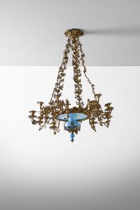 MANIFATTURA FRANCESE DELLA FINE DEL XIX SECOLO - Lampadario in bronzo dorato e vetro opaline, con struttura e fiamme in forma di rami fogliati e fioriti ed elementi fitomorfi