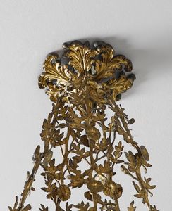 MANIFATTURA FRANCESE DELLA FINE DEL XIX SECOLO : Lampadario in bronzo dorato e vetro opaline, con struttura e fiamme in forma di rami fogliati e fioriti ed elementi fitomorfi  - Asta Asta 423 | ARTE ANTICA E DEL XIX SECOLO Online - Associazione Nazionale - Case d'Asta italiane