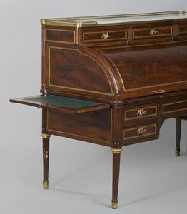 MANIFATTURA FRANCESE DEL XVIII-XIX SECOLO : Bureau cylindre lastronato in mogano, anta centrale a rullo celante cassetti e vani porta documenti, piano rivestito in pelle, profili e bocchette in bronzo dorato, tiretti laterali, gambe scanalate  - Asta Asta 423 | ARTE ANTICA E DEL XIX SECOLO Online - Associazione Nazionale - Case d'Asta italiane