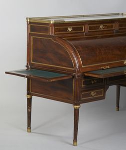 MANIFATTURA FRANCESE DEL XVIII-XIX SECOLO : Bureau cylindre lastronato in mogano, anta centrale a rullo celante cassetti e vani porta documenti, piano rivestito in pelle, profili e bocchette in bronzo dorato, tiretti laterali, gambe scanalate  - Asta Asta 423 | ARTE ANTICA E DEL XIX SECOLO Online - Associazione Nazionale - Case d'Asta italiane