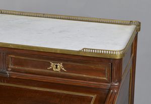 MANIFATTURA FRANCESE DEL XVIII-XIX SECOLO : Bureau cylindre lastronato in mogano, anta centrale a rullo celante cassetti e vani porta documenti, piano rivestito in pelle, profili e bocchette in bronzo dorato, tiretti laterali, gambe scanalate  - Asta Asta 423 | ARTE ANTICA E DEL XIX SECOLO Online - Associazione Nazionale - Case d'Asta italiane