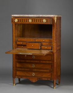 MANIFATTURA FRANCESE DEL XVIII-XIX SECOLO : Secretaire lastronato in bois de rose, cassetto sotto al piano in marmo e tre cassetti alla base, calatoia con piano in pelle celante sette cassetti e vano, applicazioni e boccachiavi in bronzo dorato  - Asta Asta 423 | ARTE ANTICA E DEL XIX SECOLO Online - Associazione Nazionale - Case d'Asta italiane