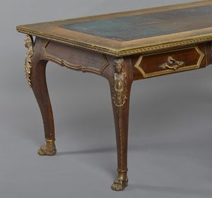 MANIFATTURA FRANCESE DEL XIX SECOLO : Grande scrivania diplomatica Napoleone III lastronata con piano sagomato in pelle, tre cassetti sulla fascia, applicazioni in bronzo dorato, gambe arcuate poggianti su piedi ferini  - Asta Asta 423 | ARTE ANTICA E DEL XIX SECOLO Online - Associazione Nazionale - Case d'Asta italiane