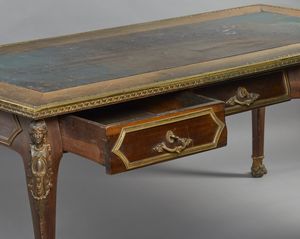 MANIFATTURA FRANCESE DEL XIX SECOLO : Grande scrivania diplomatica Napoleone III lastronata con piano sagomato in pelle, tre cassetti sulla fascia, applicazioni in bronzo dorato, gambe arcuate poggianti su piedi ferini  - Asta Asta 423 | ARTE ANTICA E DEL XIX SECOLO Online - Associazione Nazionale - Case d'Asta italiane