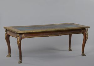 MANIFATTURA FRANCESE DEL XIX SECOLO : Grande scrivania diplomatica Napoleone III lastronata con piano sagomato in pelle, tre cassetti sulla fascia, applicazioni in bronzo dorato, gambe arcuate poggianti su piedi ferini  - Asta Asta 423 | ARTE ANTICA E DEL XIX SECOLO Online - Associazione Nazionale - Case d'Asta italiane