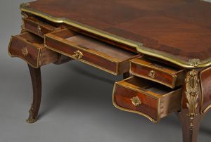 MANIFATTURA FRANCESE DEL XIX-XX SECOLO : Scrivania diplomatica Napoleone III lastronata in mogano e legno violetto, con fronte a cinque cassetti e piano profilati in bronzo dorato, gambe arcuate con applicazioni in bronzo dorato  - Asta Asta 423 | ARTE ANTICA E DEL XIX SECOLO Online - Associazione Nazionale - Case d'Asta italiane