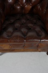 MANIFATTURA DEL XX SECOLO : Coppia di poltrone stile Chesterfield  - Asta Asta 423 | ARTE ANTICA E DEL XIX SECOLO Online - Associazione Nazionale - Case d'Asta italiane