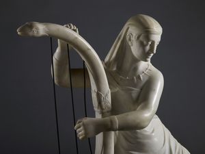 SCULTORE ITALIANO DEL XIX-XX SECOLO : Suonatrice d'arpa egiziana  - Asta Asta 423 | ARTE ANTICA E DEL XIX SECOLO Online - Associazione Nazionale - Case d'Asta italiane