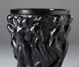 LALIQUE : Vaso dalla serie Bacchantes in vetro nero soffiato a stampo  - Asta Asta 423 | ARTE ANTICA E DEL XIX SECOLO Online - Associazione Nazionale - Case d'Asta italiane